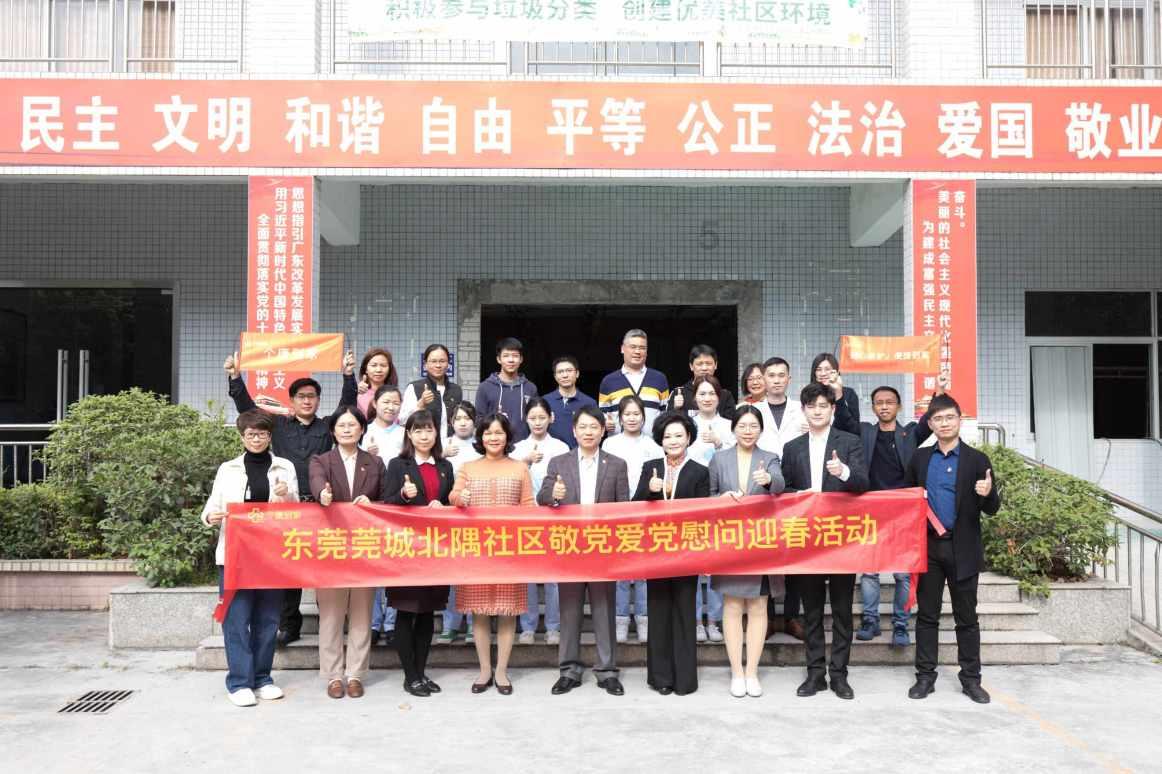 别人把脚放在皮沙发上用婴儿湿巾能擦干净吗？